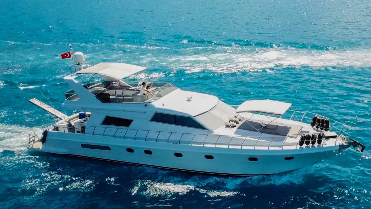 Charter in the azure sea of the motor yacht Hayalim